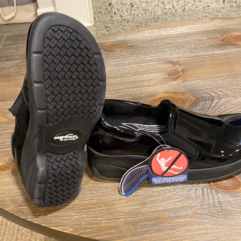 NWT Easy Street  size 9.5  slip resistant shoes
